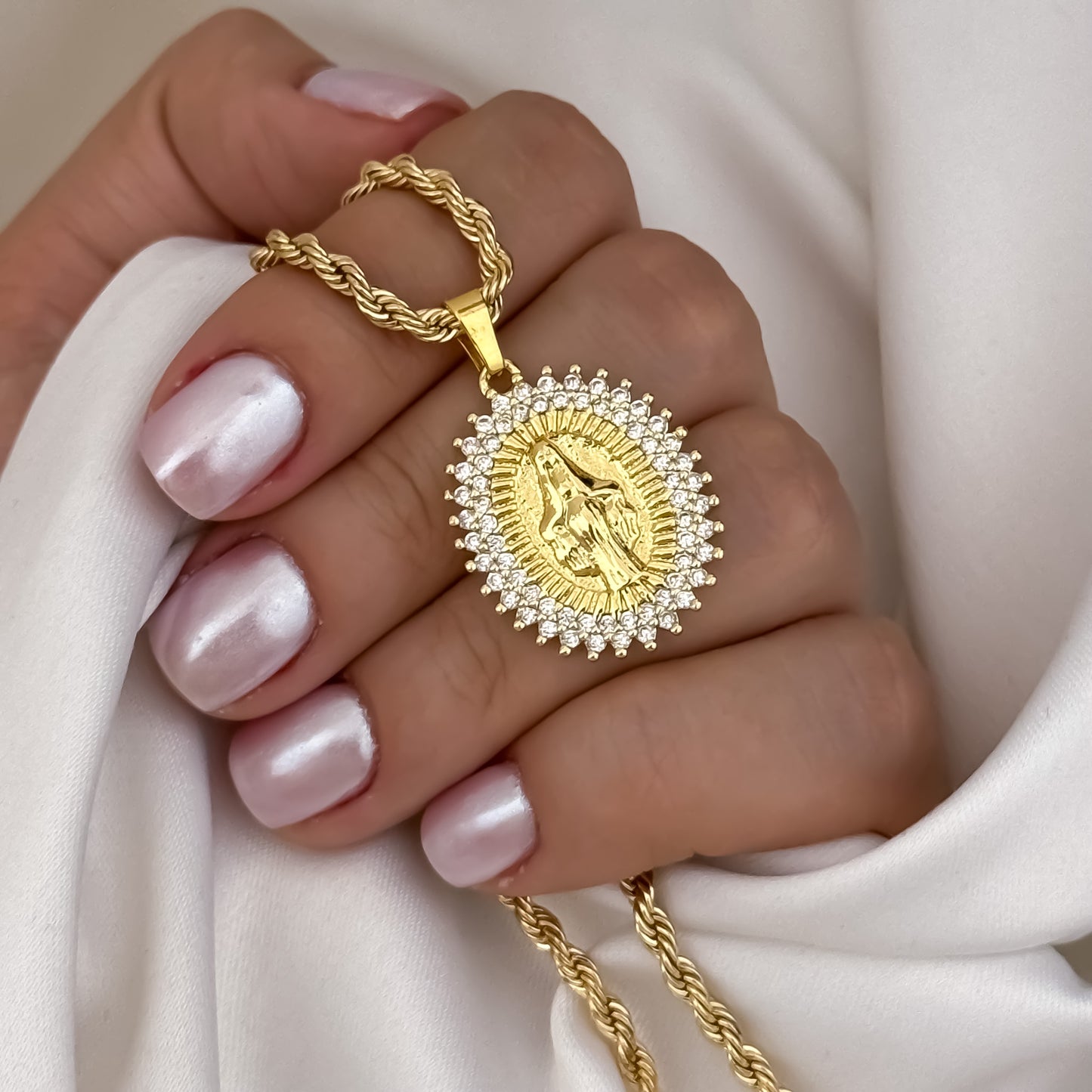Cadena Tejido Lazo Siciliano de Dama de 45cm de 3mm de Grosor + Virgen Milagrosa con Micro circones en Oro Laminado 18k