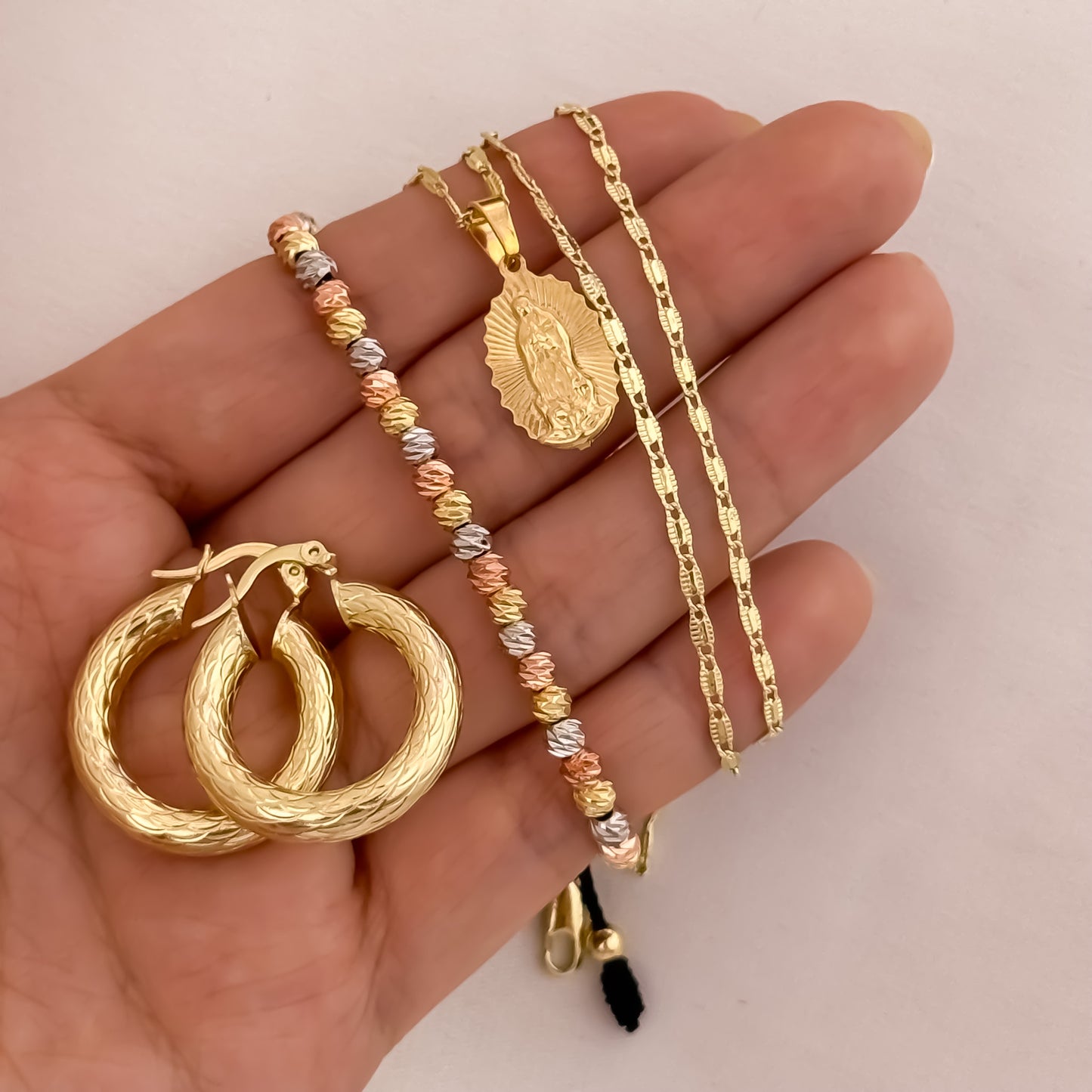 Cadena Tejido Escalera Plana de 45cm + Virgen de Guadalupe Tallada + Pulsera de 3 Oros en balin Italiano de 4mm + Candongas Tubular Tallada en Oro laminado 18k con Garantia de por vida