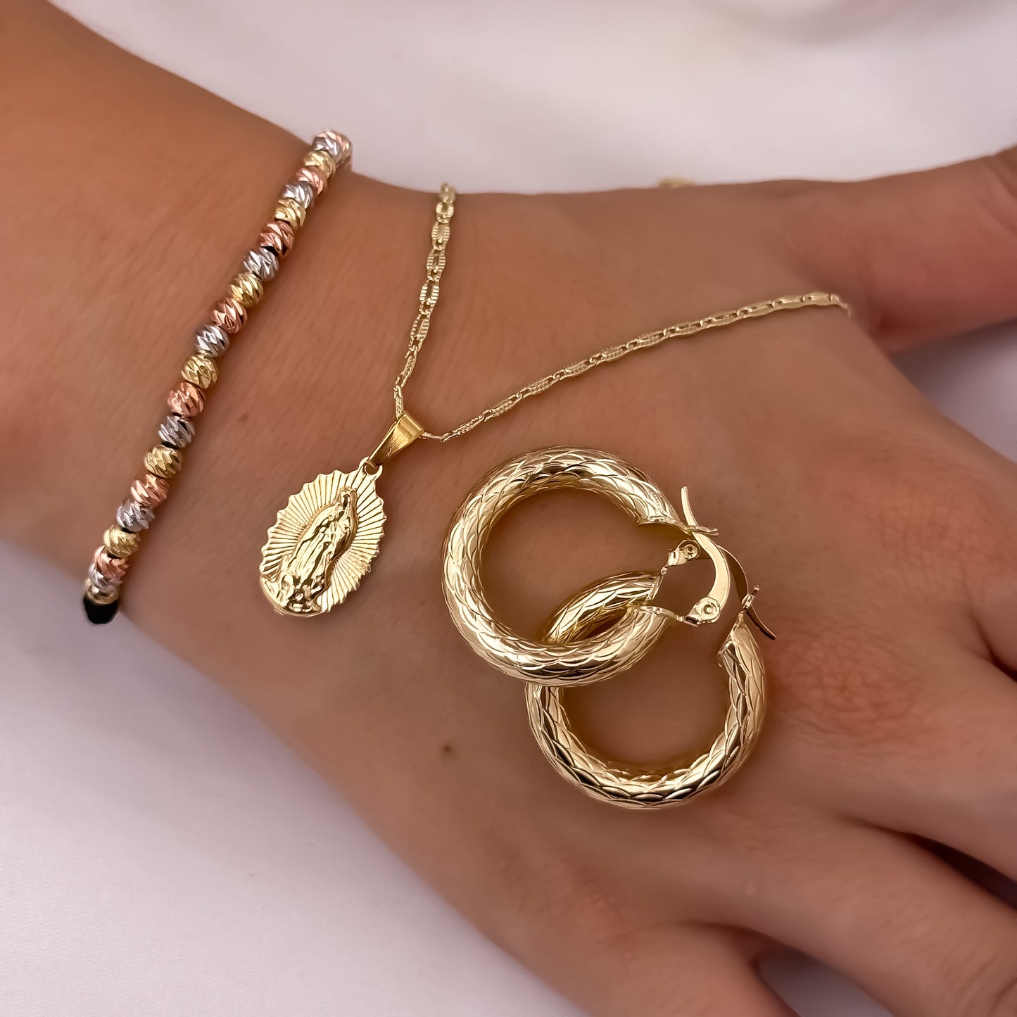 Cadena Tejido Escalera Plana de 45cm + Virgen de Guadalupe Tallada + Pulsera de 3 Oros en balin Italiano de 4mm + Candongas Tubular Tallada en Oro laminado 18k con Garantia de por vida