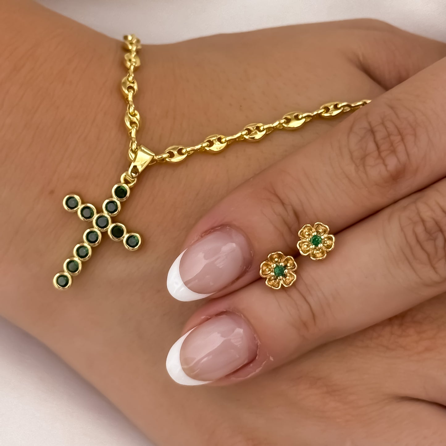 Cadena Tejido Gucci de Dama de 45cm + Cruz Verde Esmeralda + Topo Flor Verde Esmeralda en Oro Laminado 18k con Garantia de por vida