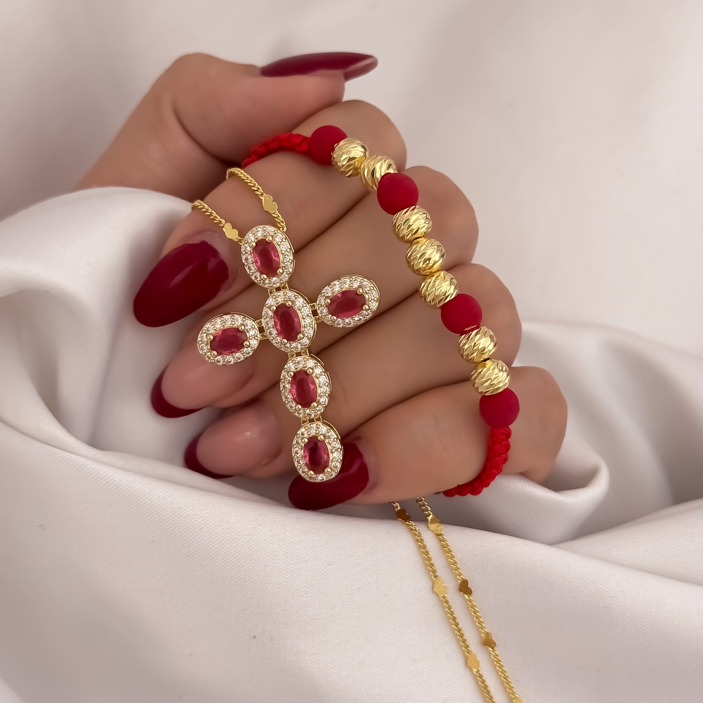 Cadena Tejido Cubana de 45cm de 2mm + Cruz con Micro Circones Rojo + Pulseras Balin italinao de 6mm en Hilo Rojo en Oro Laminado 18k con Garantia de por vida