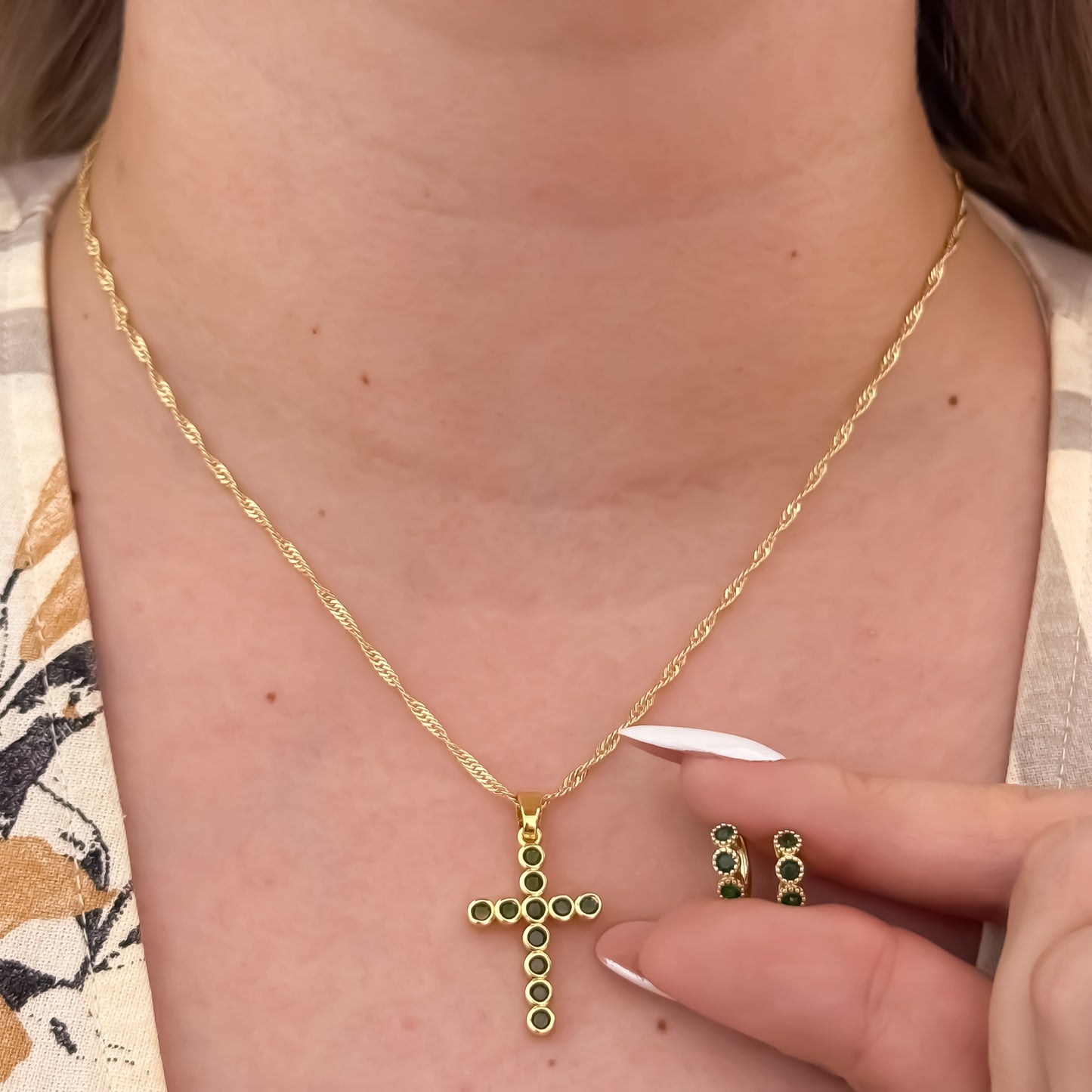 Cadena Tejido Singapur de Dama de 45cm + Cruz Verde Esmeralda + Candonga Verde Esmeralda en Oro Laminado 18k con Garantia de por vida