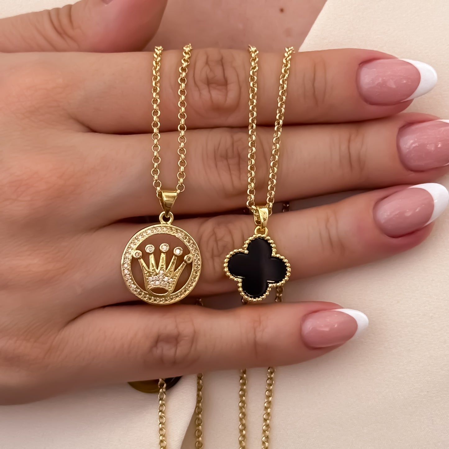 Promoción de 2 Cadenas para Parejas en Tejido de Aros de Hombre de 60cm + Cadena de Dama de 45cm + Dije Van Cleef Negro + Corona Rolex con Circones en Oro Laminado 18k con Garantia de por vdia