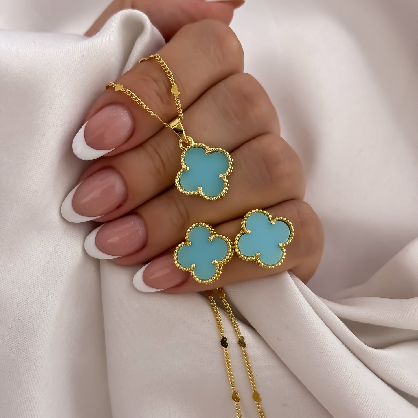 Conjunto Van Cleef Cadena + Dije Van Cleef Azul + Topos Van Cleef en Oro Laminado 18k con Garantia de por vida