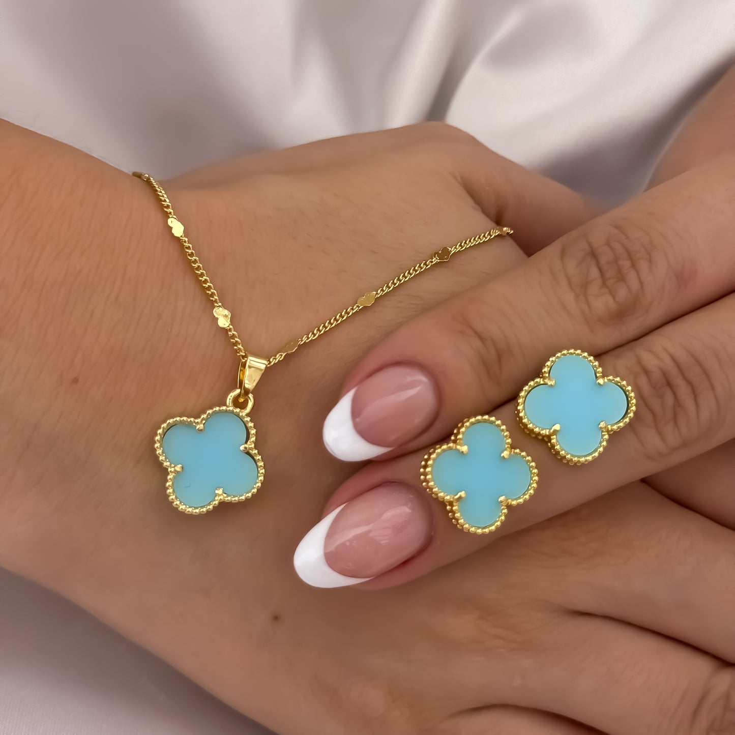 Conjunto Van Cleef Cadena + Dije Van Cleef Azul + Topos Van Cleef en Oro Laminado 18k con Garantia de por vida
