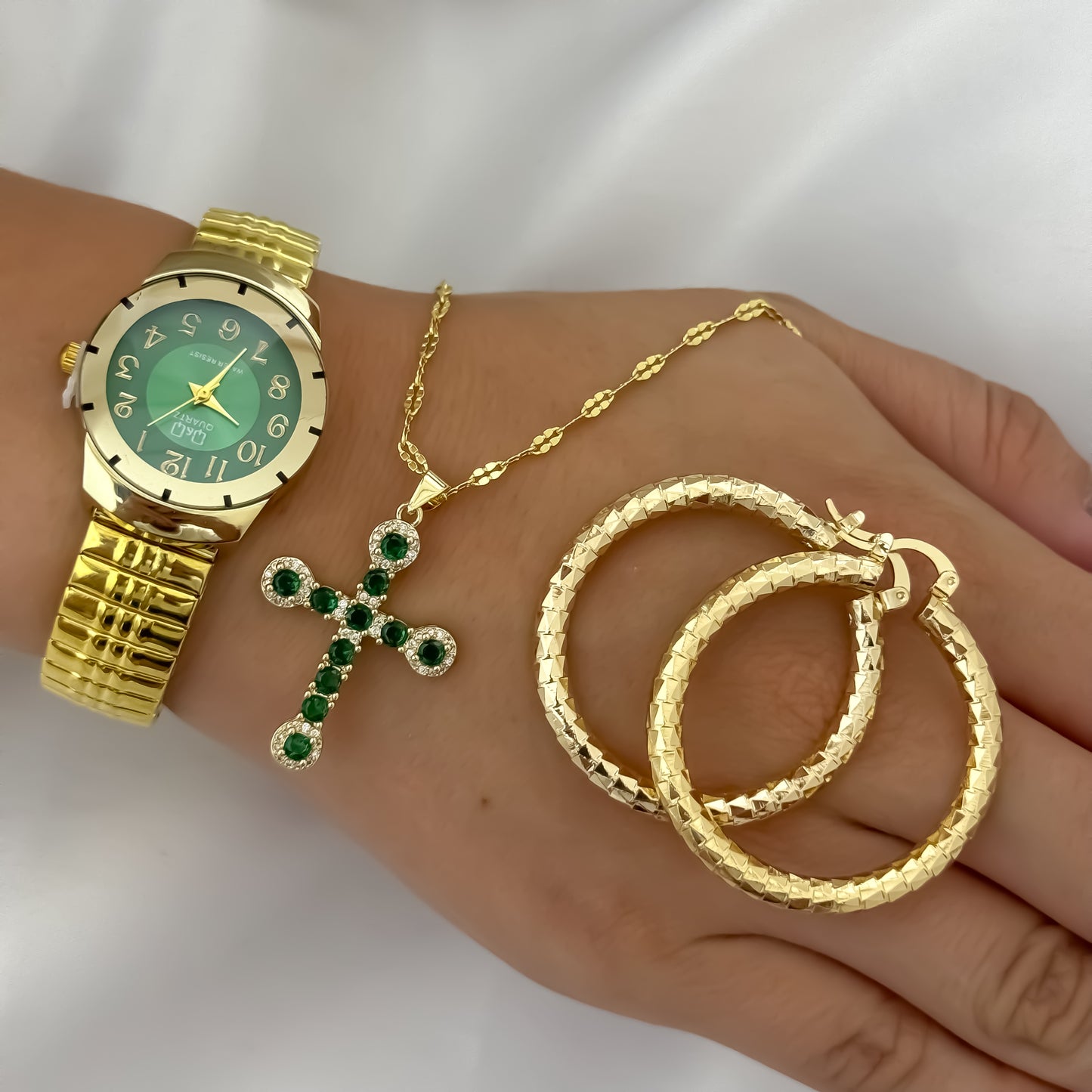 Cadena Tejido Crispeta +Cruz Verde Esmeralda con Micro Circones + Candongas con Destellos   en Oro Laminado 18k + Reloj de Dama Alta Gama Q&Q con Garantia de por vida