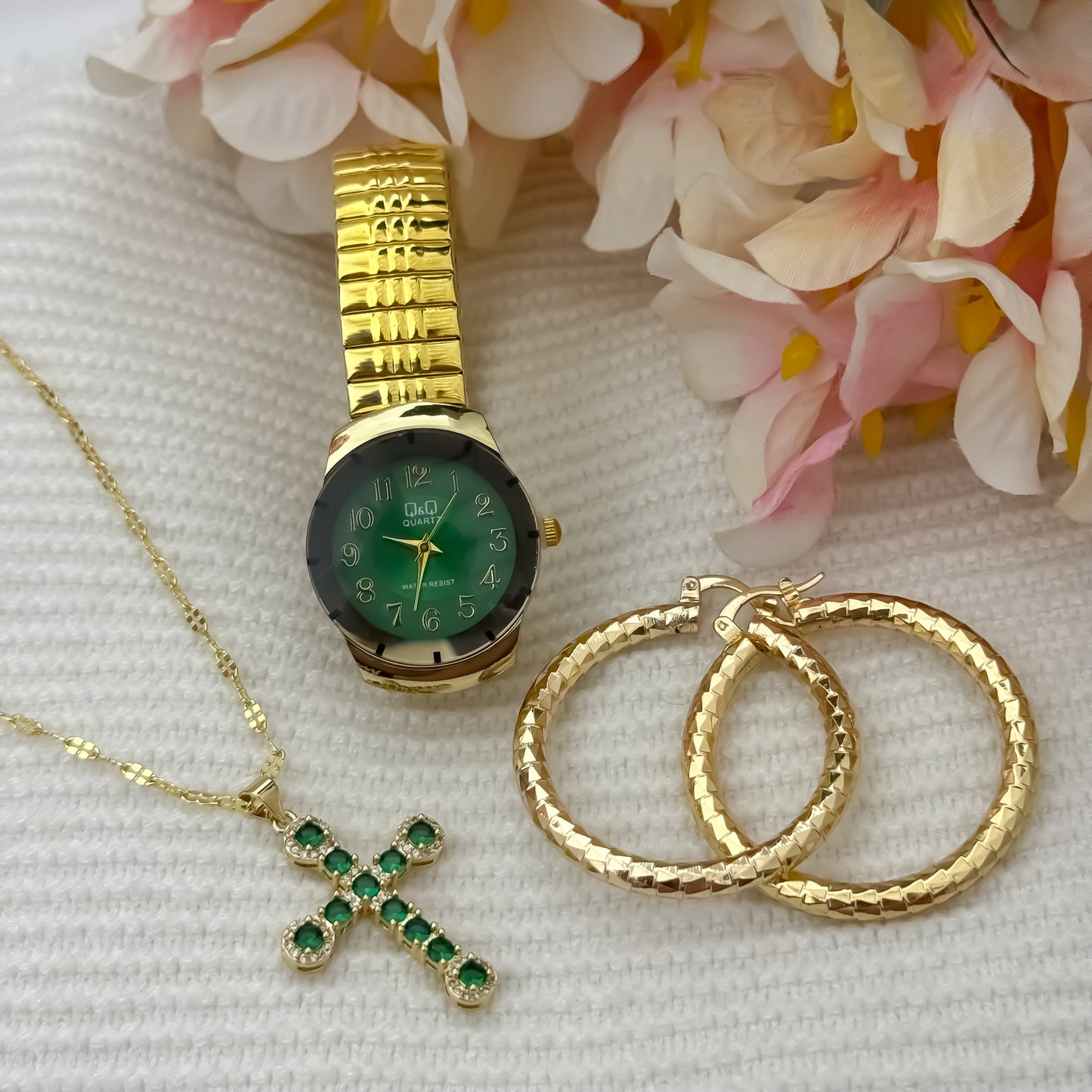 Cadena Tejido Crispeta +Cruz Verde Esmeralda con Micro Circones + Candongas con Destellos   en Oro Laminado 18k + Reloj de Dama Alta Gama Q&Q con Garantia de por vida