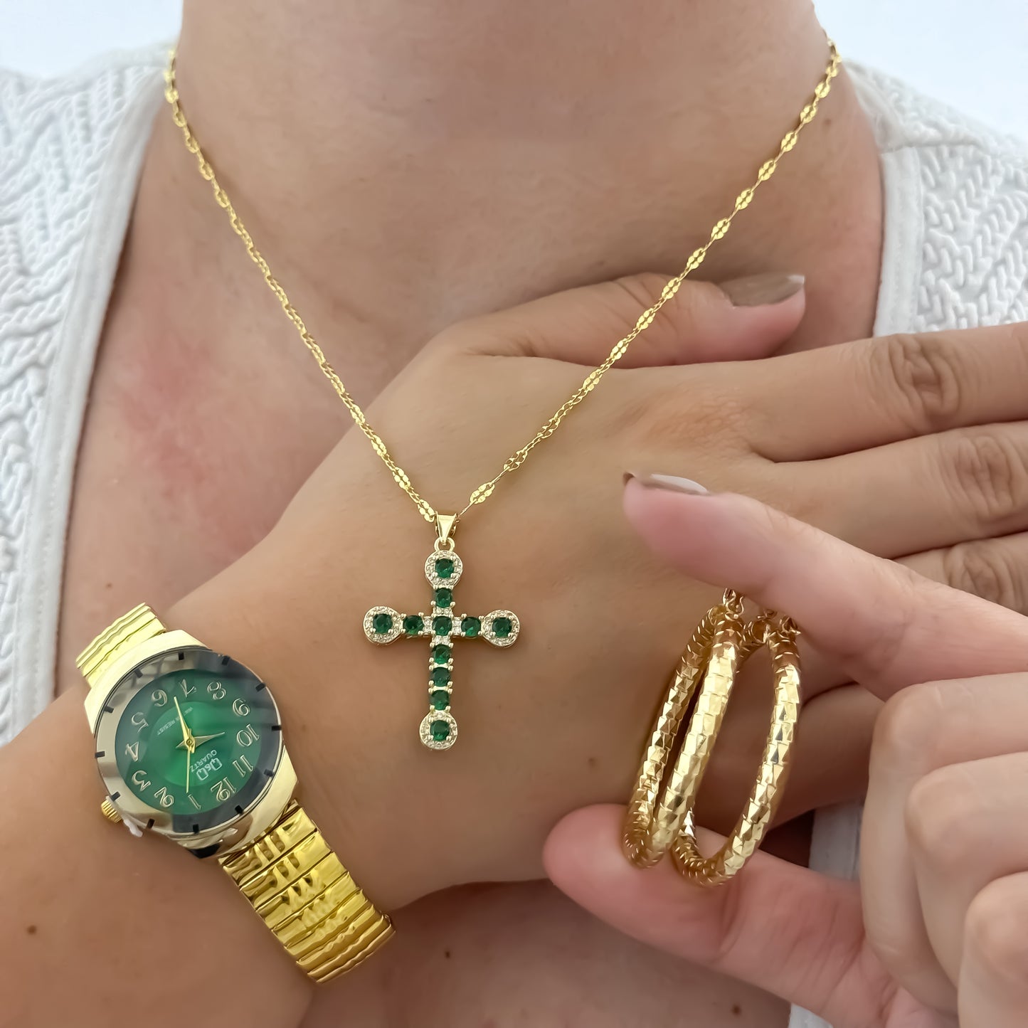 Cadena Tejido Crispeta +Cruz Verde Esmeralda con Micro Circones + Candongas con Destellos   en Oro Laminado 18k + Reloj de Dama Alta Gama Q&Q con Garantia de por vida