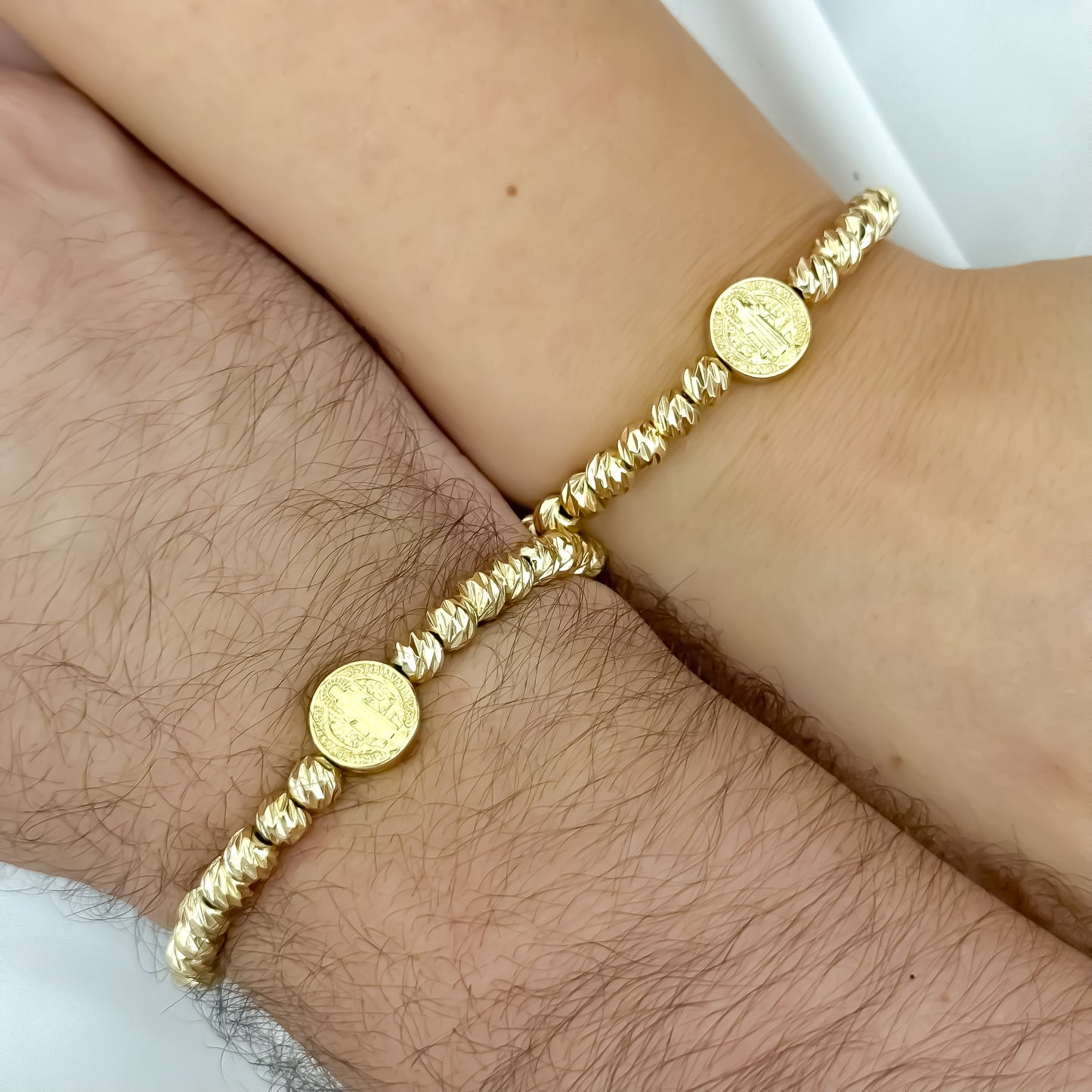 Juego de 2 pulseras para parejas  San Benito Proteccion en Oro Laminado 18k