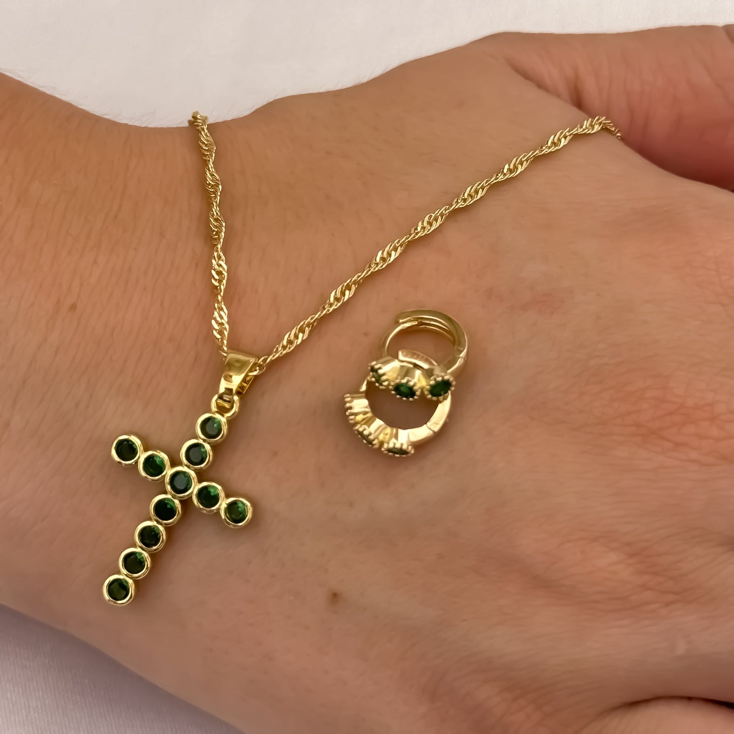 Cadena Tejido Singapur de Dama de 45cm + Cruz Verde Esmeralda  + Candonga Verde Esmeralda en Oro Laminado 18k con Garantia de por vida